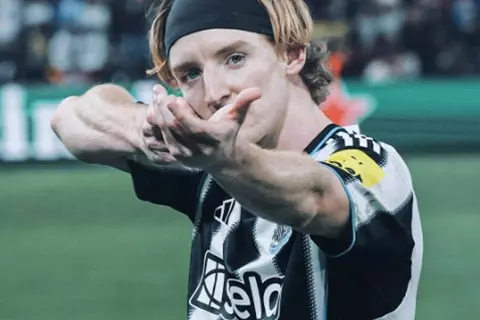 أنتوني جوردون يقتحم تاريخ نيوكاسل يونايتد في دوري أبطال أوروبا